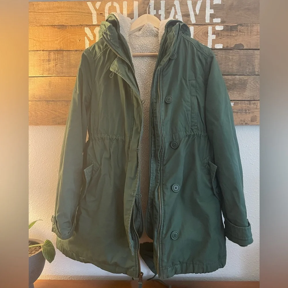 GAP Women’s Sherpa Lined Green Jacket, Removable Faux Fur Hood & Lining - Picture 7 of 8